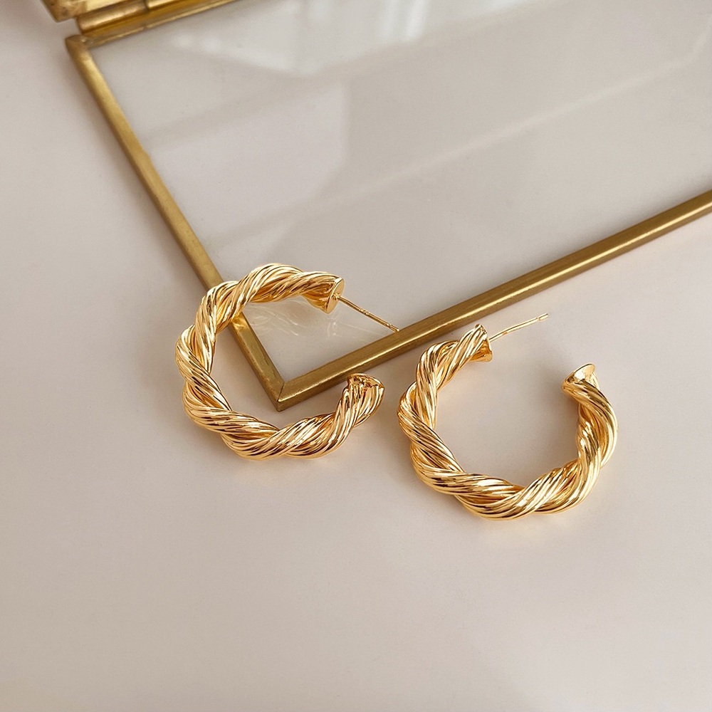 Vintage Antique Style Earrings With Silver Needle